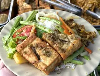 Hình ảnh Cơm đậu hũ chiên xả + rau củ xào + canh