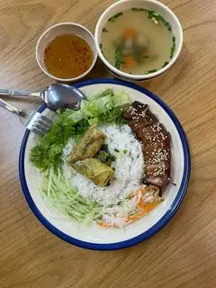 Hình ảnh Cơm ba chỉ chả ram 