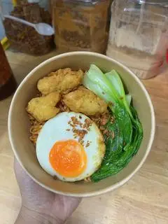 Hình ảnh Mì trộn gà viên - trứng