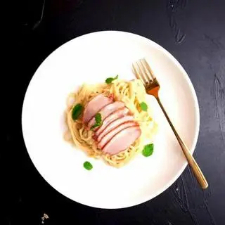 Hình ảnh Spaghetti lườn ngỗng hun khói sốt kem nấm