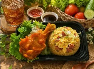 Hình ảnh Cơm gà chiên mắm
