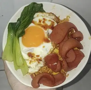 Hình ảnh Mì trộn Indomie - Trứng, Xúc Xích