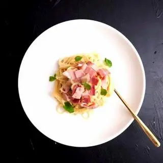 Hình ảnh Spaghetti thịt hun khói sốt kem nấm