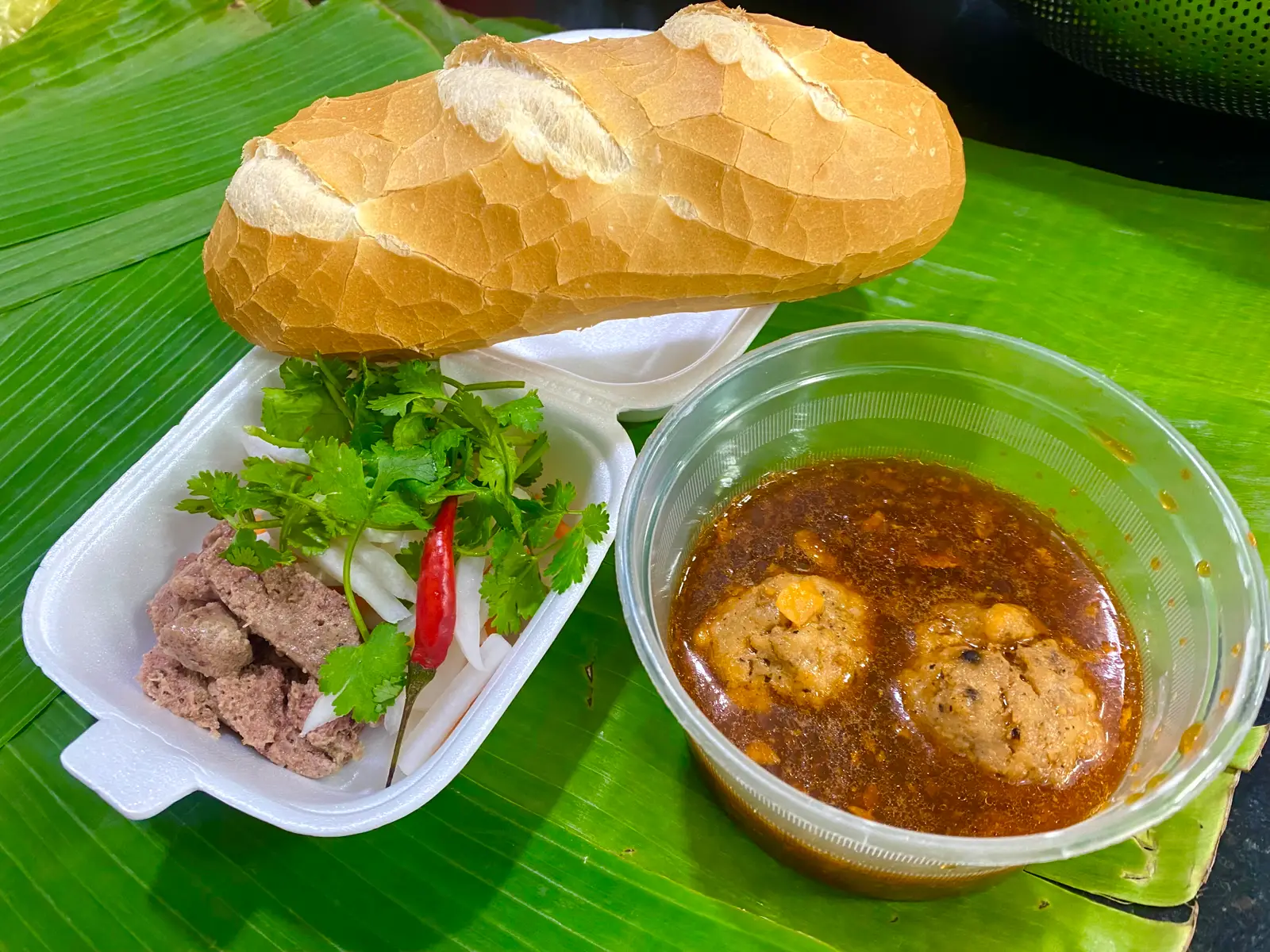 Hình ảnh Bánh mì chấm xíu mại kèm rau
