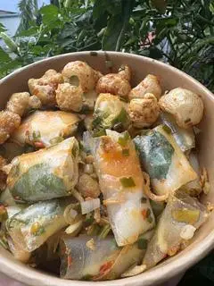 Hình ảnh Bánh tráng cuốn trứng trộn mỡ hành tóp mỡ
