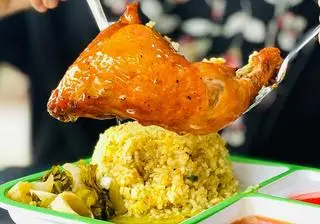 Hình ảnh Cơm rang đùi gà sốt mắm