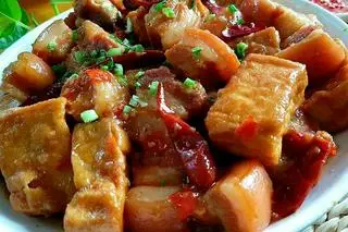 Hình ảnh Cơm ba rọi kho đậu hủ - kèm bắp cải luộc