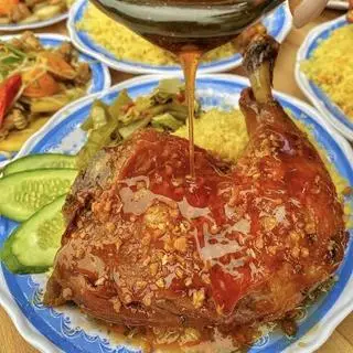 Hình ảnh CƠM ĐÙI GÀ GÓC TƯ SỐT MẮM TỎI 