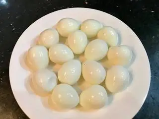 Hình ảnh trứnng cút thêm ( 5 trứng )