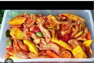 Hình ảnh chân gà + tai heo sốt thái