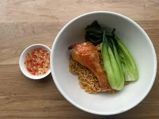 Hình ảnh Mì Ký Trộn, Tỏi Gà Chiên Xốt Mắm Tỏi
