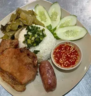 Hình ảnh Cơm tấm sườn - lạp xưởng