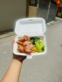 Hình ảnh Mỳ trônj Lạp xưởng nướng đá 