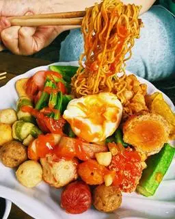 Hình ảnh Mì trộn cá viên chiên lớn