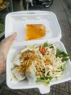 Hình ảnh Bánh cuốn gà xé trứng non