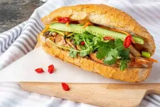 Hình ảnh Bánh mì gà xiên nướng mật ong