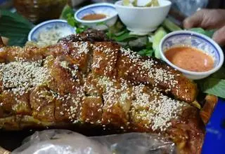 Hình ảnh Má heo nướng da giòn tặng bánh bao 
