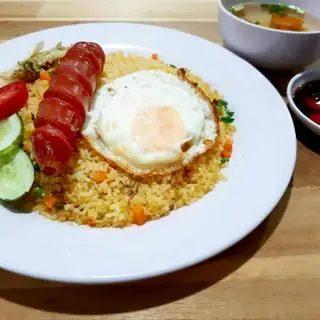 Hình ảnh Cơm chiên - Xúc xích trứng