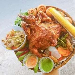 Hình ảnh 1 con gà quay - 5 Cái Bánh Bao - Tặng 1 Hộp Chân Gà Sả Tắc