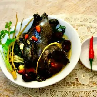 Hình ảnh Gà ác tần thuốc bắc ngải cứu - mì tôm