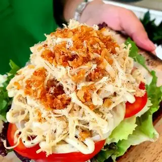 Hình ảnh Chicken brown bread sandwich - bánh mì sandwich đen kẹp thịt gà