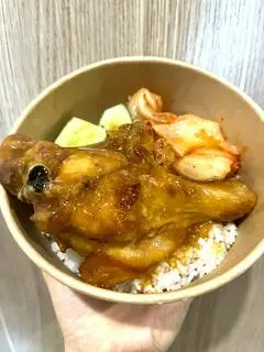 Hình ảnh Cơm Đùi gà chiên sốt chanh dây mật ong