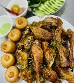 Hình ảnh Gà Nướng Lu - Lá Chanh