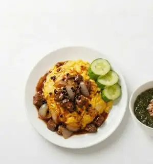 Hình ảnh Cơm bò sốt tiêu xanh phủ trứng