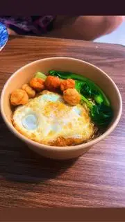 Hình ảnh mì trộn trứng ốp la + cá viên 