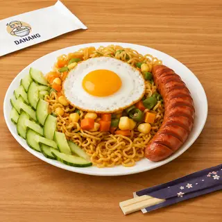 Hình ảnh Mì trộn trứng xúc xích