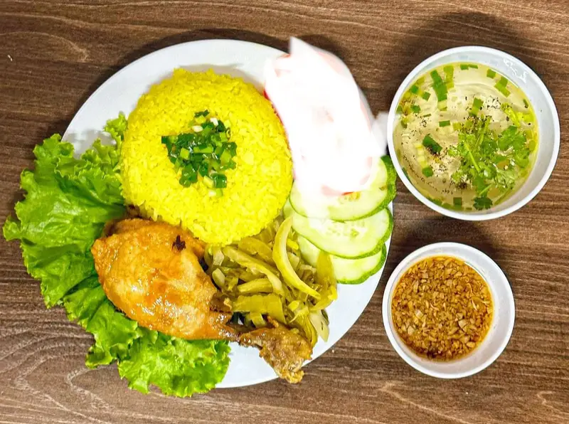 Hình ảnh cơm gà xối mỡ