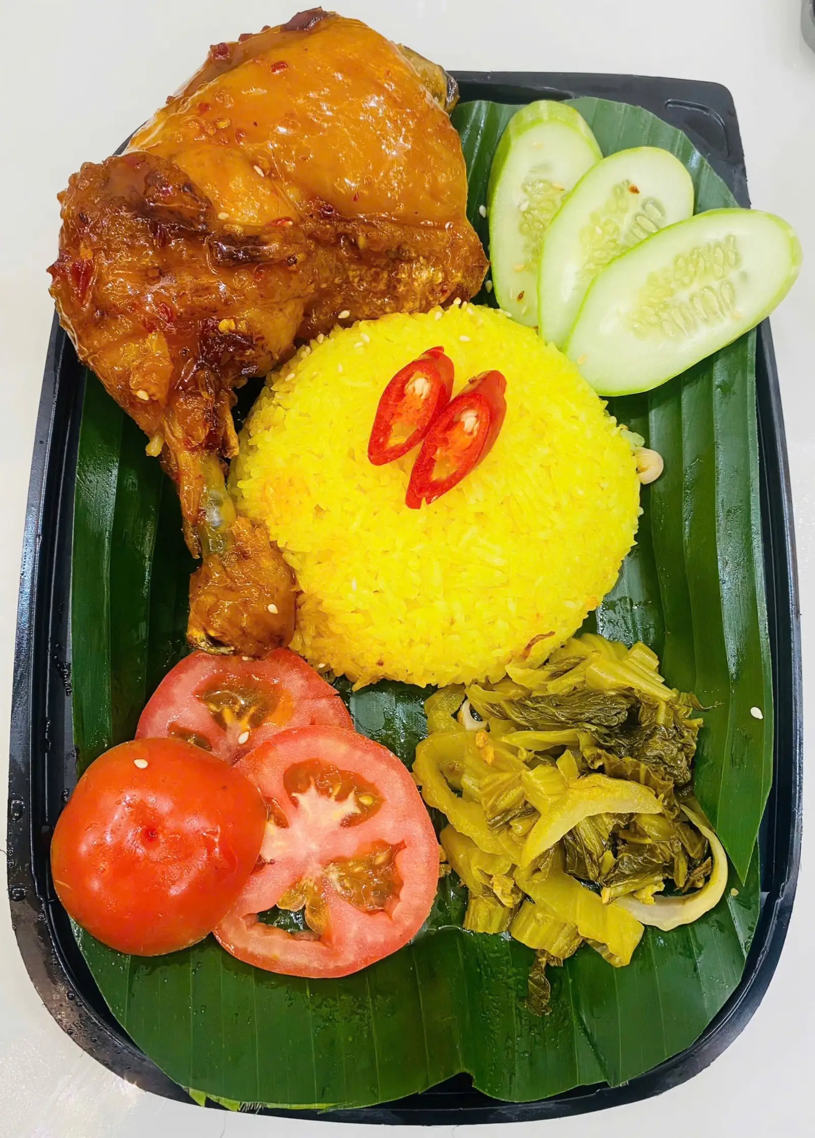 Hình ảnh Cơm đùi gà góc tư sốt ngũ vị - cơm thêm - canh