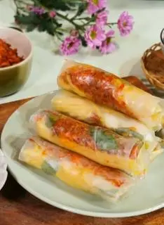 Hình ảnh Bánh tráng cuộn trắng, chấm sốt me
