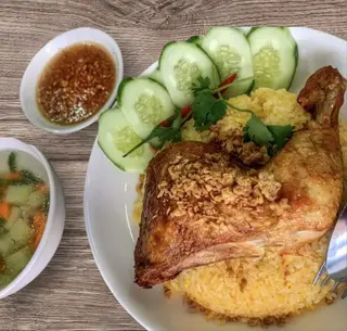 Hình ảnh cơm gà mắm tỏi đùi góc tư