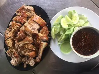 Hình ảnh Vịt nướng lá mắc mật - nguyên con