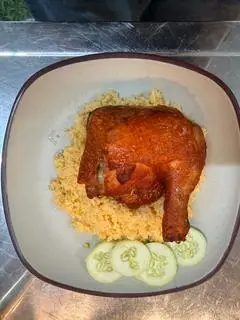 Hình ảnh Cơm chiên gà xối mỡ đùi góc tư 燒雞炒飯