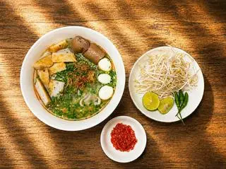 Hình ảnh Bánh Canh Hẹ Chả Cá Phú Yên Đầy Đủ Không Giò (Chả Cá + Da Heo Cuộn Thịt + Trứng Cút)