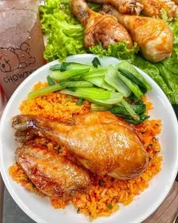 Hình ảnh Cơm Đùi Gà Sốt Mắm Tỏi Phủ Trứng