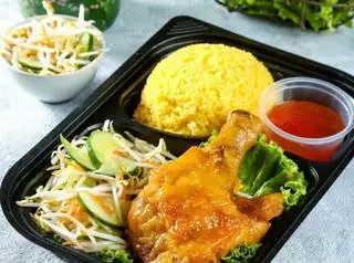 Hình ảnh Cơm gà chiên mắm tỏi nhỏ 
