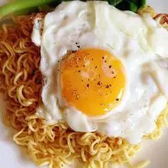 Hình ảnh mì trộn indo trứng chiên