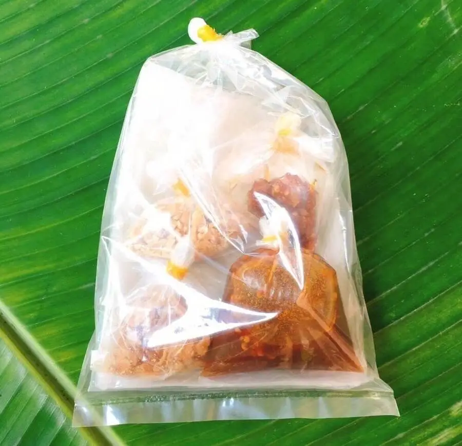 Hình ảnh Bánh tráng phơi sương chấm sốt me