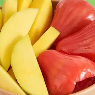 Hình ảnh Trái Cây Mix Xoài + Mận (Tùy Mùa)