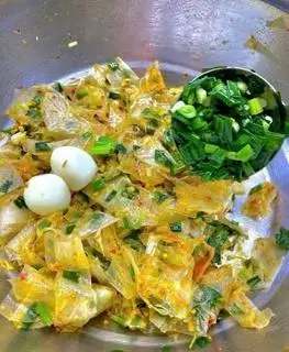 Hình ảnh Bánh Tráng Trộn Mỡ Hành Trứng Cút