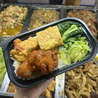 Hình ảnh Cơm gà sốt chua ngọt 