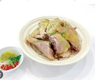Hình ảnh 1 con gà luộc - 2 khay nửa