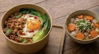 Hình ảnh Mì Trộn Thịt Bằm Trứng Ốp La (Kèm Canh)