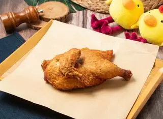 Hình ảnh Gà nửa con tứ vị TaiWan tặng sốt cay và chua ngọt