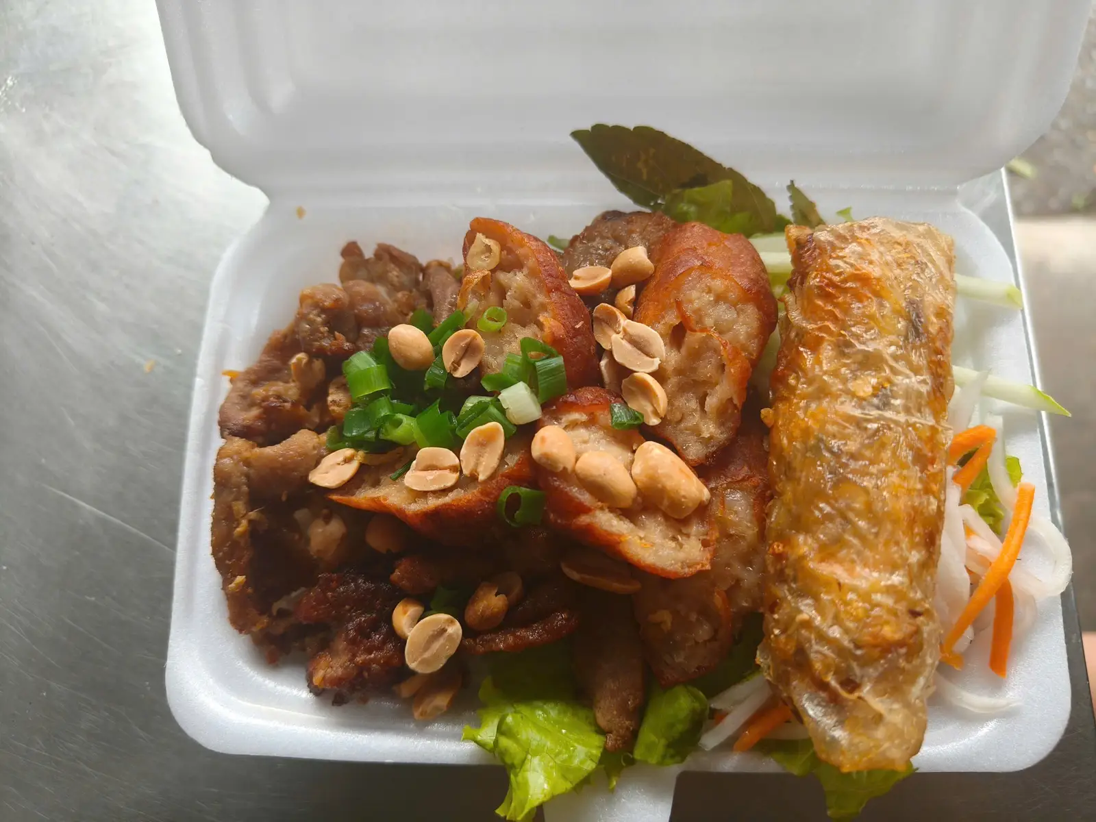 Hình ảnh Bún thịt nướng đầy đủ