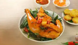 Hình ảnh (Không chặt) Gà Tre Hấp Mắm Nhĩ 1/2 con tặng kèm 01 ống cơm lam