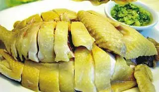 Hình ảnh gà luộc nửa con kèm sốt